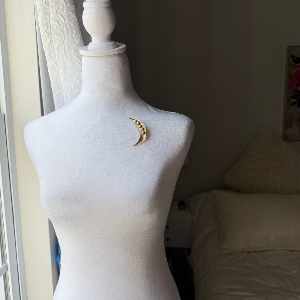 Vintage Gold Leaf Brooch with Faux Pearls